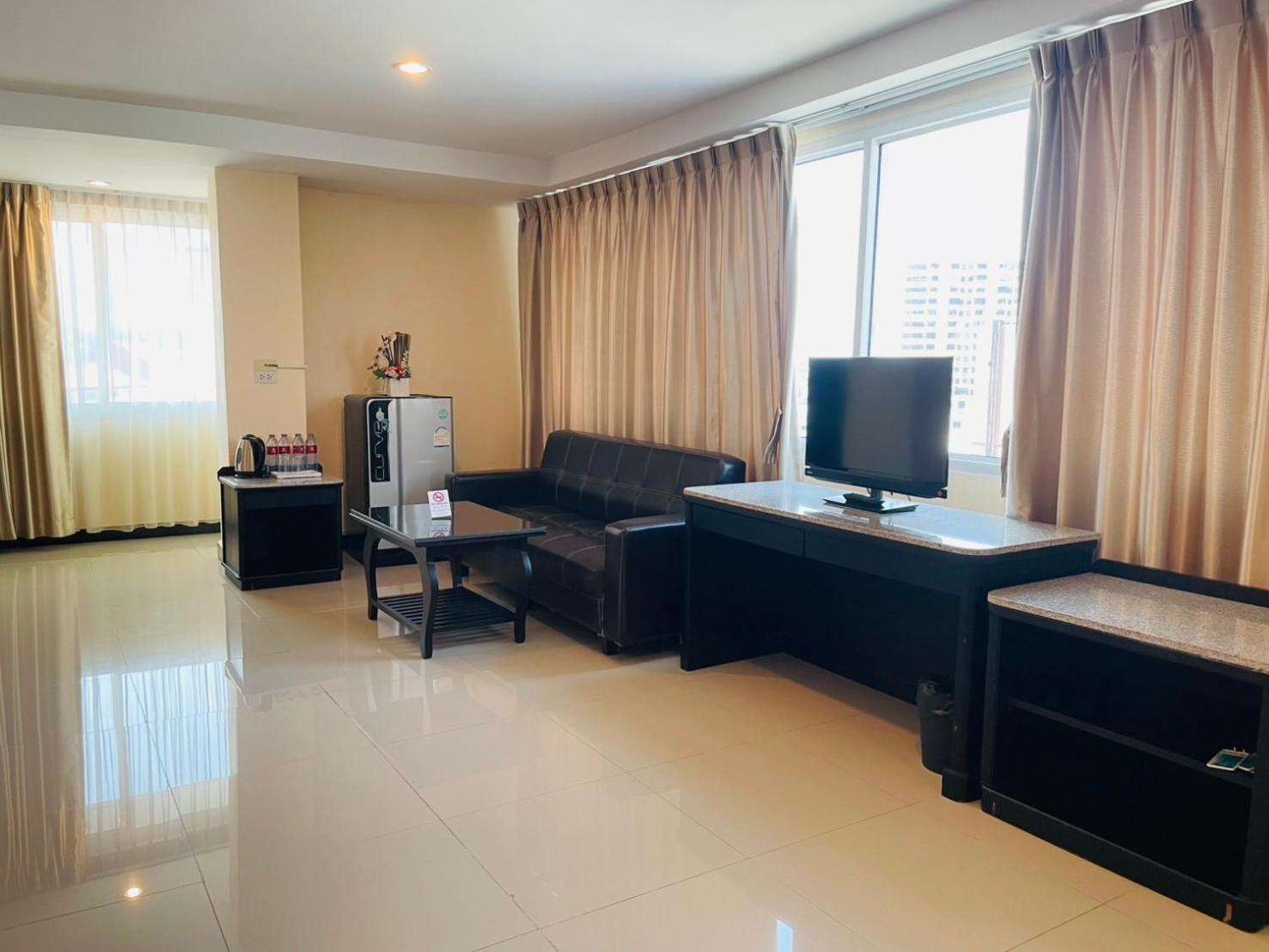 Hotel The Grand Day Night Pattaya Exterior foto