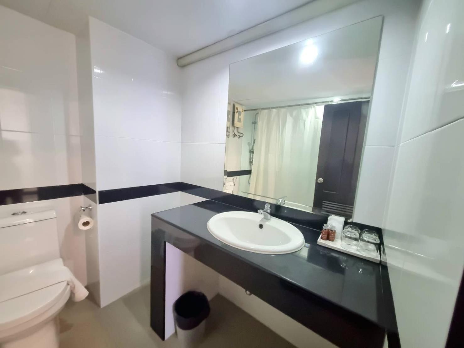 Hotel The Grand Day Night Pattaya Exterior foto