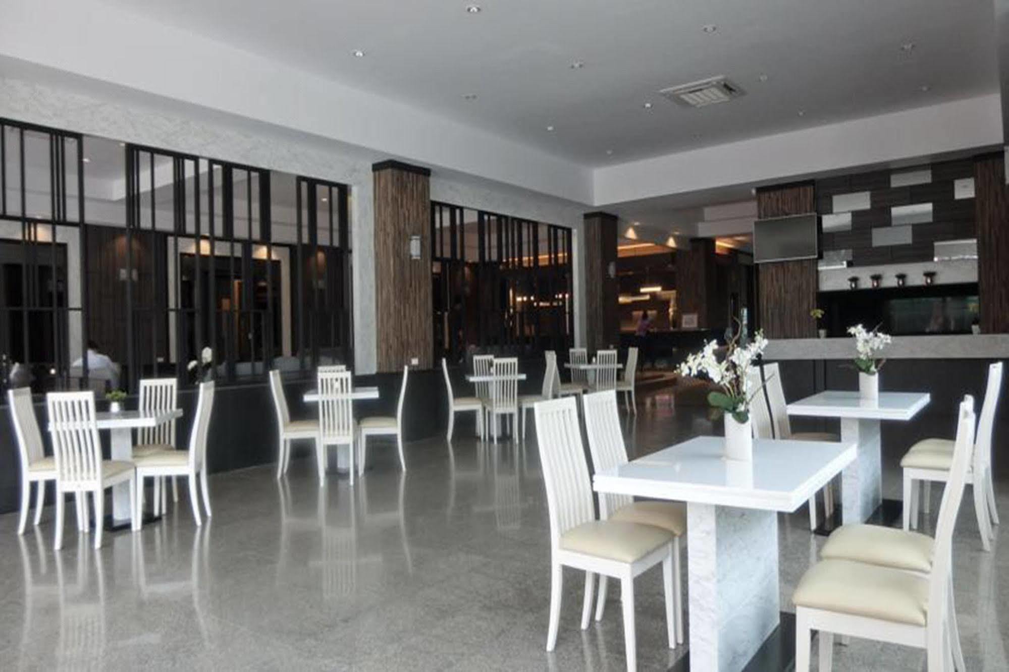 Hotel The Grand Day Night Pattaya Exterior foto